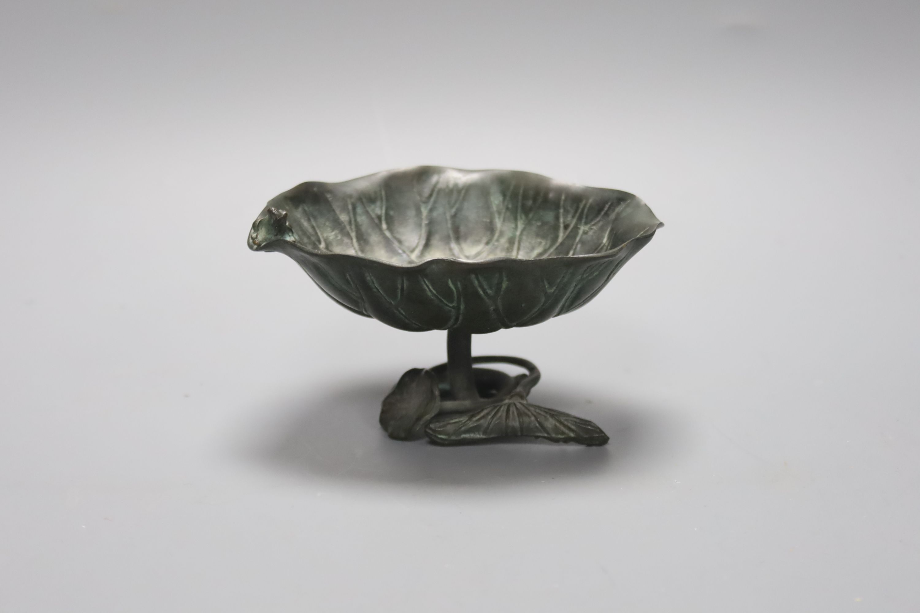 A cast bronze frog on lily pad pedestal bowl, diameter 13cm